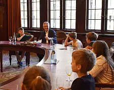 Die Viertklässler nutzen die Möglichkeit, Bürgermeister Carsten Sieling all ihre Fragen zu stellen