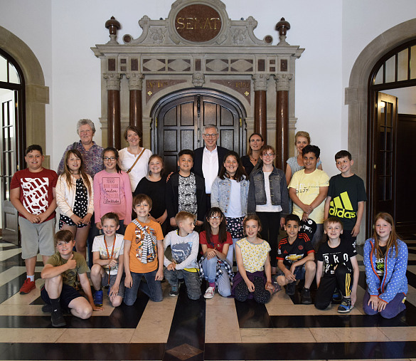 Bürgermeister Carsten Sieling empfing die Schülerinnen und Schüler der Klasse 4b der Grundschule Augsburger Straße im Rathaus 