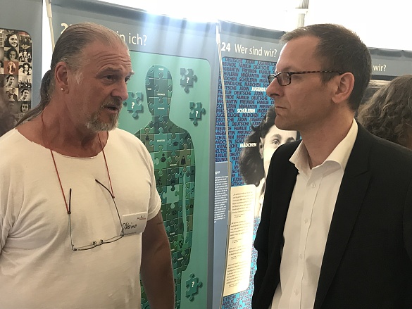 Senator Günthner (re.) im Gespräch mit einem Insassen, der als sog. Peer Guide die Ausstellung in der JVA Bremen betreut