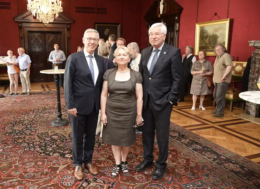Bürgermeister Carsten Sieling, Marianne Krüger-Jungnickel und Prof. Gerd–Volker Röschenthaler im Kaminsaal des Rathauses vor Beginn der Ausstellungseröffnung