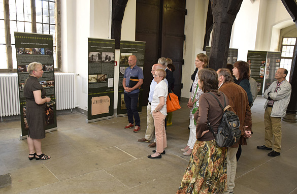 Marianne Krüger-Jungnickel führt die ersten Besucher durch die Ausstellung in der Unteren Rathaushalle