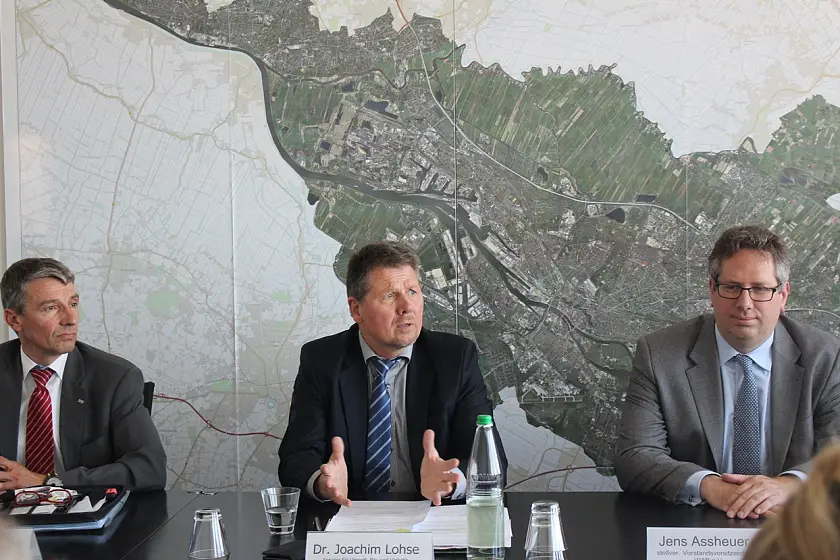 (vlnr) Andreas Wellbrock (Geschäftsführer WAB e.V.) Umweltsenator Joachim Lohse und Jens Assheuer (Stellvertretender Vorstandsvorsitzender des WAB e.V.) bei der Pressekonferenz zur Windforce Conference 2018 