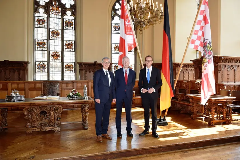 Bürgermeister Dr. Carsten Sieling, Botschafter Stéphane Dion und Wirtschaftssenator Martin Günthner im Senatsgestühl der Oberen Halle