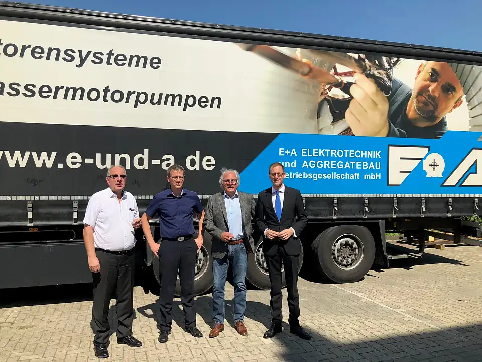 Michael Jendro, Geschäftsführer, Dipl.-Ing. Carsten Gernhoff, Betriebsleiter, Volker Rosemeier, Prokurist AV und Martin Günthner, Senator für Wirtschaft, Arbeit und Häfen auf dem Betriebsgelände der E + A Elektrotechnik und Aggregatebau Betriebsgesellschaft mbH in Bremerhaven (v.l.)