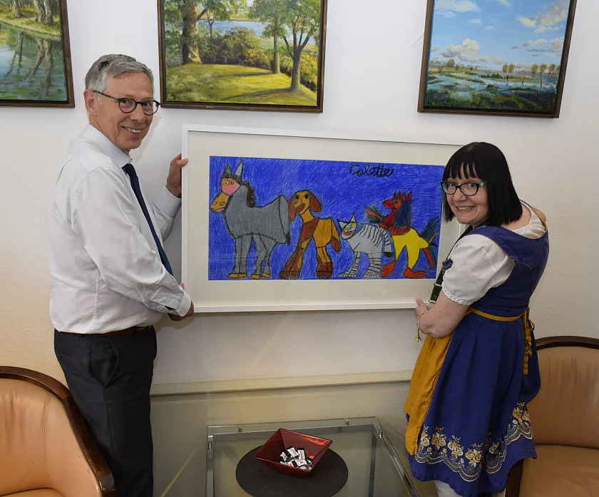 Colette Berber und Bürgermeister Carsten Sieling auf der Suche nach einem geeigneten Platz