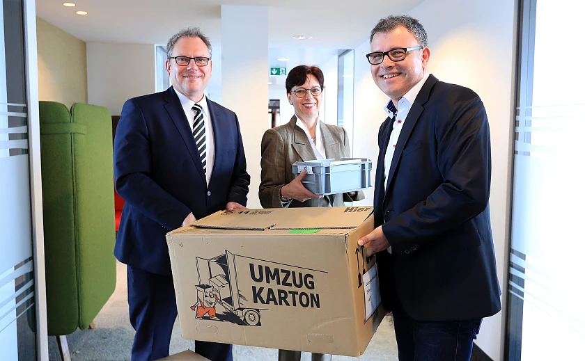 Freuen sich über den Start unter optimalen Bedingungen in Bremen (v.l.n.r.): Staatsrat Ekkehart Siering, Senator für Wirtschaft, Arbeit und Häfen, Iris Geber, Abteilungsleiterin Unternehmensservice & Vertrieb bei der WFB Wirtschaftsförderung Bremen GmbH, und Daniel Csillag, Geschäftsführer der NEVARIS Bausoftware GmbH