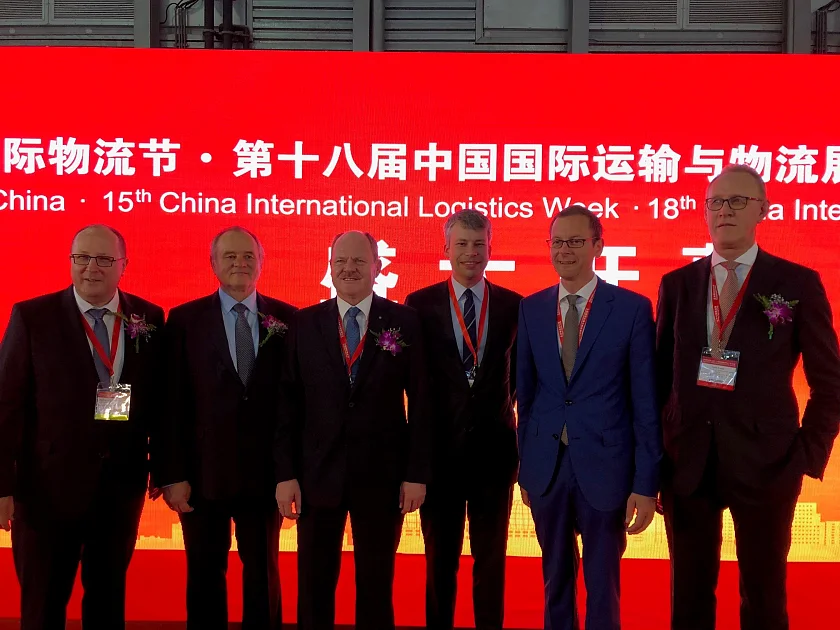 Die deutsche Delegation bei der Eröffnung der Transport Logistic China in Shanghai (von links): Prof. Dr. Thomas Wimmer, Hauptgeschäftsführer des Bundesverbandes Logistik (BVL), Gerhard Gerritzen, stv. Geschäftsführer der Messe München GmbH, Thomas Webel, Minister für Landesentwicklung und Verkehr Sachsen-Anhalt, Steffen Bilger, Parlamentarischer Staatssekretär im Bundesverkehrsministerium, Martin Günthner, Senator für Wirtschaft, Arbeit und Häfen, Frank Dreeke, Vorstandsvorsitzender der BLG Logistics Group und Präsident des Zentralverbandes der Seehafenbetriebe (ZDS).