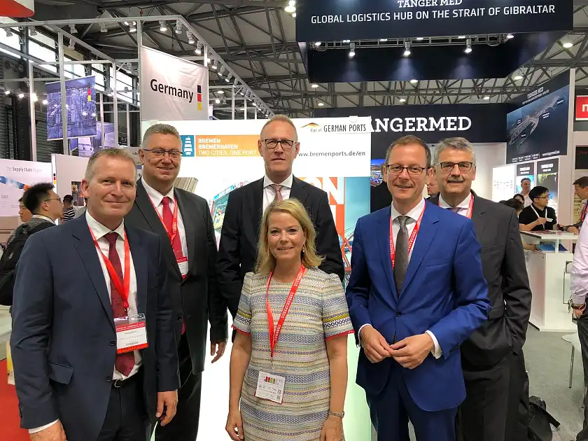 Auf dem Bremer Messe-Stand (von links): Michael Blach, Vorsitzender der Gruppengeschäftsführung von EUROGATE, Jens Wollesen, Frank Dreeke und Andrea Eck, alle Vorstand BLG Logistics Group, Senator Martin Günthner, Andreas Heyer, Geschäftsführer der WFB Wirtschaftsförderung Bremen GmbH.