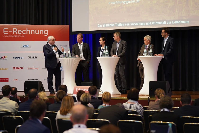 v.l.: Staatsrat Henning Lühr, Randolf Stich (Staatssekretär, Ministerium des Innern und für Sport), Dr. Ariane Berger (Referentin für eGovernment und Verwaltungsorganisation, Deutscher Landkreistag), Ernst Bürger (Ministerialrat, Bundesministerium des Innern), Hartmut Beuß (Chief Information Officer, Ministerium für Inneres und Kommunales des Landes Nordrhein-Westfalen), Guido Gehrt (Leiter der Bonner Redaktion, Behörden Spiegel) auf dem E-Rechnungs-Gipfel in Bonn