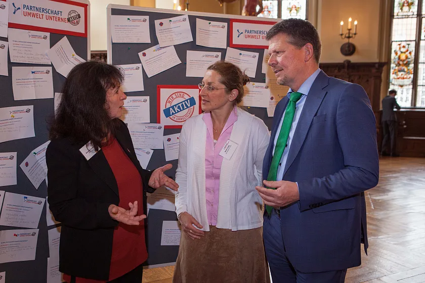 Bremens Umweltsenator Dr. Joachim Lohse im Gespräch mit Gerhild Hustädt, ROTEK GmbH, und Karin Lang, Sonnentracht GmbH, über die 66 zugesagten Umweltmaßnahmen von PUU-Mitgliedern