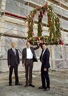 (v.l.n.r.: )Michael Göbel, Geschäftsführer der WFB Wirtschaftsförderung Bremen GmbH, Martin Günthner, Senator für Wirtschaft, Arbeit und Häfen, und Dr. André Walter, Standortleiter Airbus, freuen sich über die Fortschritte auf der EcoMaT-Baustelle.