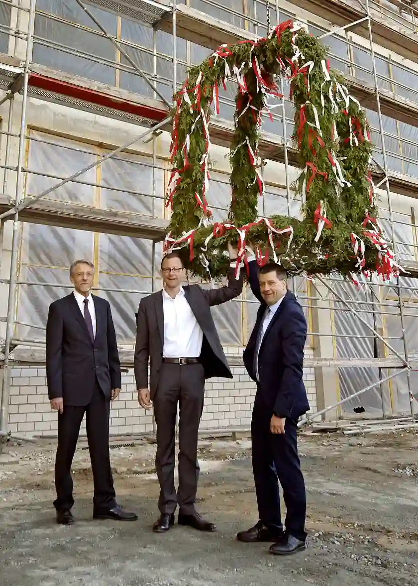 (v.l.n.r.: )Michael Göbel, Geschäftsführer der WFB Wirtschaftsförderung Bremen GmbH, Martin Günthner, Senator für Wirtschaft, Arbeit und Häfen, und Dr. André Walter, Standortleiter Airbus, freuen sich über die Fortschritte auf der EcoMaT-Baustelle.