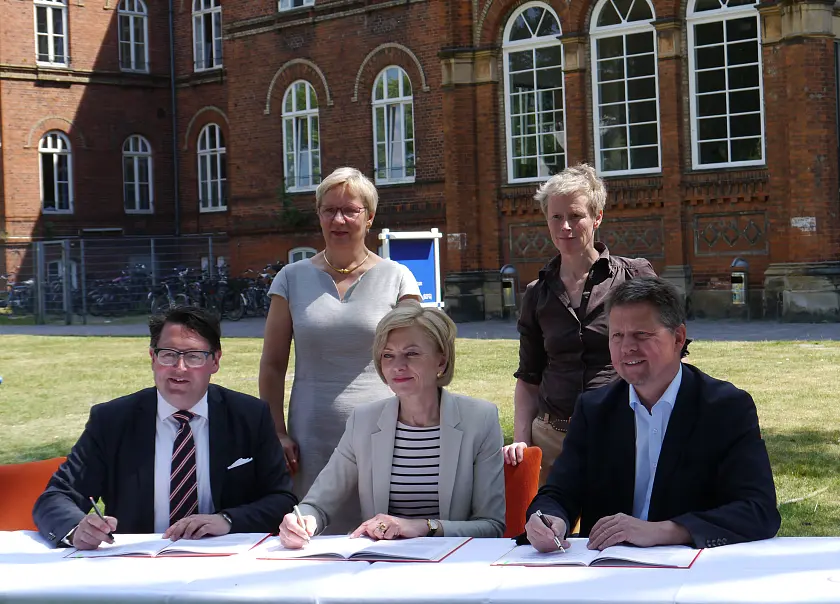 Städtebaulicher Vertrag für das Neue-Hulsberg-Viertel wurde unterzeichnet: v.r.n.l (sitzend) Bausenator Joachim Lohse, Jutta Dernedde, Sprecherin der Geschäftsführung Gesundheit Nord (Geno), Florian Kommer, Geschäftsführer der zuständigen Grundstücksentwicklungsgesellschaft (GEG); (stehend): Hellena Harttung, Ortsamtsleiterin Mitte/Östliche Vorstadt und Gesundheitssenatorin Eva Quante-Brandt