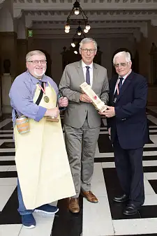 Salzer Gerd Blancke, Bürgermeister Carsten Sieling und Rolf Mrotzek, Präsident des Bremerhavener Matjesorden e.V. während der Übergabe in der Wandelhalle des Rathaus