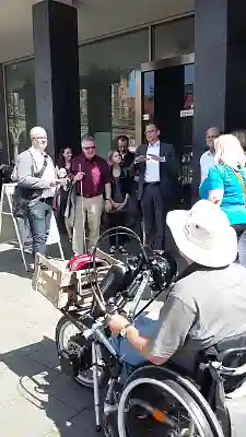 Senator Martin Günthner und der Landesbehindertenbeauftragte Dr. Joachim Steinbrück begrüßen die „Instagramer“ vor der Bürgerschaft.
