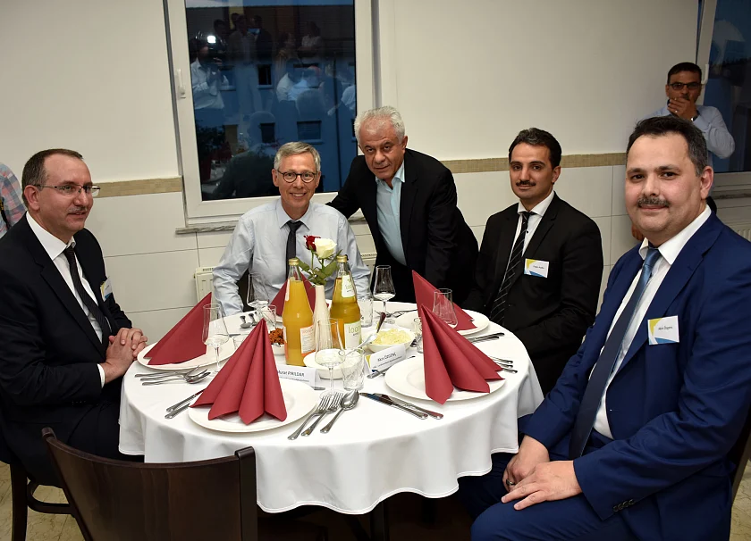 Bürgermeister Sieling am Tisch mit Vertretern des Verbands der Islamischen Kulturzentren, vlnr.: Hayri Ergin, Carsten Sieling, Cumali Bicerler, Engin Aydin und Akin Özgenc