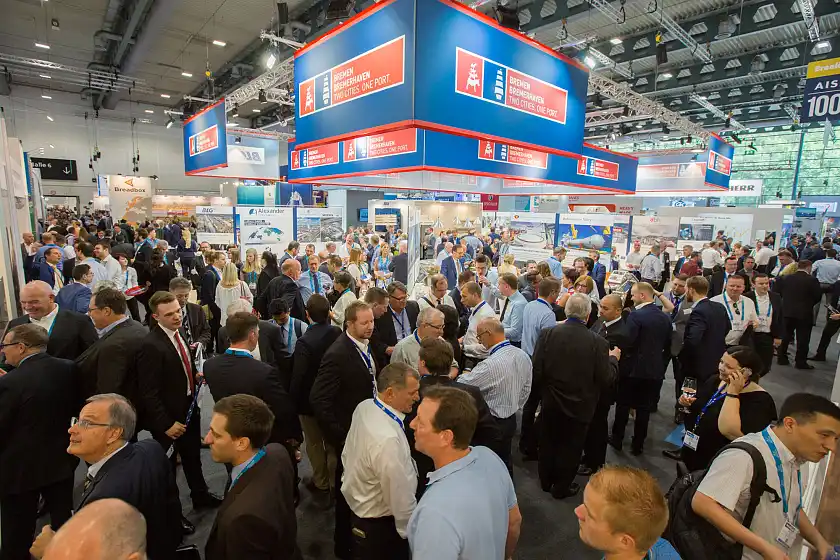 Reges Treiben am Messestand von Bremen und Bremerhaven während der Breakbulk Europe