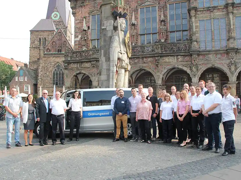 Innensenator Ulrich Mäurer (3. von links) begrüßt die Mitarbeiterinnen und Mitarbeiter des neuen Ordnungsdienstes, die ab heute mit ihrer Schulung begonnen haben und ab Ende Juli wir man sie während ihrer Ausbildung in ihren neuen Uniformen auch auf der Straße sehen.