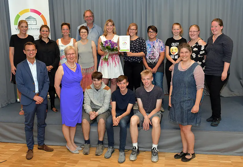 Ausgezeichnete Schülerinnen und Schüler mit Lehrinnen und Schulleiter Dr. Joachim Wolff. In der ersten Reihe Senatorin Quante-Brandt mit Schulamtsleiter Michael Frost (links) und Annabel Oelmann (rechts) von der Verbraucherzentrale Bremen