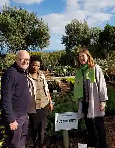 Grootbos-Gründer Michael Lutzeyer und Viola Siyotywa, früher Auszubildende bei der Foundation und heute Lehrerin für PC-Kenntnisse, führten Bürgermeisterin Karoline Linnert über das Gelände der Grootbos Foundation