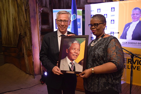 Durbans Bürgermeisterin Zandile Gumede überreicht Bürgermeister Carsten Sieling als Gastgeschenk ein Portrait von Nelson Mandela