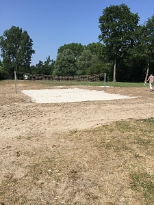 Das Beachvolleyballfeld am Bultensee ist mit speziellem Sand komplett aufgearbeitet  worden