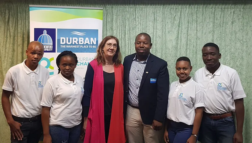 Bürgermeisterin Linnert mit Stadtrat Madlala und den „Ocean Champs“