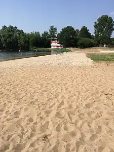Karibisches Flair unter dem blauem Bremer Himmel: Der Badestrand am Bultensee lädt wieder zum Sonnenbaden und Buddeln ein