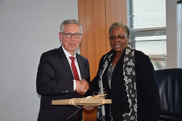 Beim Austausch der Gastgeschenke: Bürgermeister Carsten Sieling und Außenministerin Netumbo Nandi-Ndaitwah