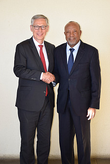 Bürgermeister Carsten Sieling mit dem Vizepräsidenten Namibias, Nangolo Mbumba