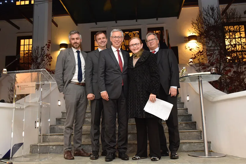 In der deutschen Botschaft in Kapstadt: (v.l.) Tim Harris, Wirtschaftsförderung Kapstadt, Botschafter Martin Schäfer, Bürgermeister Carsten Sieling, Premierministerin Helen Zille und Generalkonsul Matthias Hansen