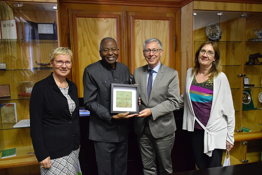 Bürgermeister Carsten Sieling, Bürgermeisterin Karoline Linnert (re.) und Senatorin Eva Quante-Brandt überreichen Peter Katjavivi, Präsident des namibischen Parlaments, als Gastgeschenk ein Kupferdachsouvenir des Alten Bremer Rathauses