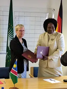 Senatorin Eva Quante-Brandt und Ministerin Itah Kandjii-Murangi nach der Unterzeichnung