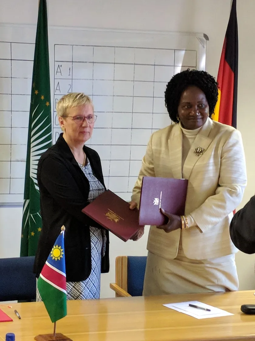 Senatorin Eva Quante-Brandt und Ministerin Itah Kandjii-Murangi nach der Unterzeichnung