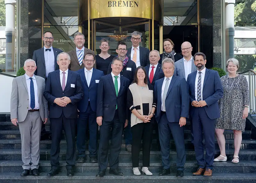 Minister/in unten v.l.: Staatssekretär Jochen Flasbarth (Bund), Minister Thomas Schmidt (Sachsen), Minister Jörg Vogelsänger (Brandeburg), Senator Joachim Lohse (Bremen), Ministerin Ulrike Höfken (Rheinland-Pfalz), Minister Franz Untersteller (Baden-Württemberg), Minister Olaf Lies (Niedersachsen), Staatssekretärin Beatrix Tappeser (Hessen). Minister oben v.l.: Staatssekretär Olaf Möller (Thüringen), Minister Marcel Huber (Bayern), Ministerin Claudia Dalbert (Sachsen-Anhalt), Minister Reinhold Jost (Saarland), Staatssekretär Stefan Tidow (Berlin), Minister Til Backhaus (Mecklenburg-Vorpommern), Ministerin Ursula Heinen-Esser (Nordrhein-Westfalen), Staatssekretär Tobias Goldschmidt (Schleswig-Holstein)