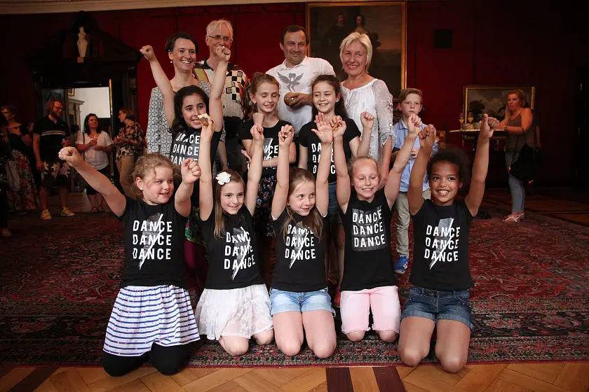 v.l. Senatorin Claudia Bogedan, Quartiersbildungsmanager Stefan Kunold, Hans-Martin Utz und Karin Peterburs (beide Schulleitung GSO) mit den Kindern der Dance-Mix-AG im Rathaus