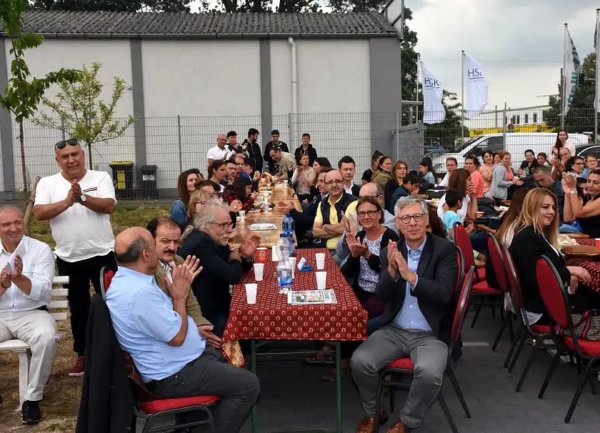Bürgermeister Sieling mit Bürgerschaftsabgeordneten und Manuel Imam Diskaya (Alevitische Gemeinde Bremen, 4. v.l.)