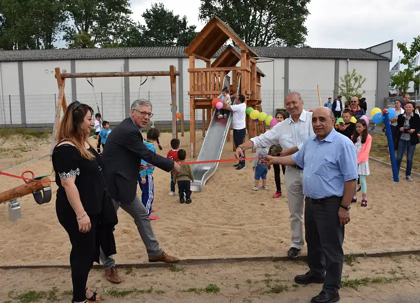 Mustafa Kayis (helles Hemd, Vorsitzender des Alevitischen Kulturzentrums Bremen), Özlem Kara (Vorsitzende der Frauenabteilung des Kulturzentrums) und Mehmet Ali Seyrek