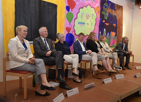 Informierten und stellten sich den Fragen der Gäste: Senatorin Eva Quante-Brandt, Polizeipräsident Lutz Müller, Dr. Heidrun Gitter, Thomas Schwarzer, Senatorin Anja Stahmman und Bürgermeister Carsten Sieling