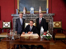 Eintrag in das Goldene Buch: Bürgermeister Dr. Carsten Sieling, Botschafter Wepke Kingma und Honorarkonsul Hylke Boerstra