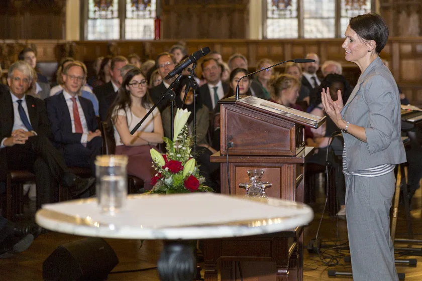 Senatorin Claudia Bogedan begrüßt die Gäste in der Oberen Rathaushalle