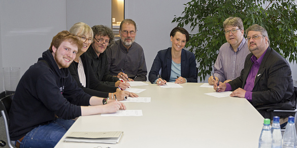 (von links:) Piet Pries, Kornelia Martens, Christian Gloede, Hans Brügelmann, Senatorin Claudia Bogedan, Pierre Hansen und Andreas Rabenstein 