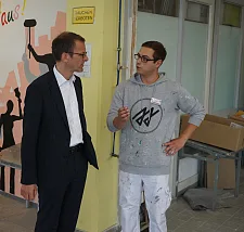 Malerwerkstatt: Martin Günthner, Senator für Wirtschaft, Arbeit und Häfen im Gespräch mit Ausbilder Daniel Rieboldt.