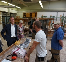 Tischlerwerkstatt: Senator Martin Günthner im Gespräch mit Handwerkern in der Tischler-Werkstatt.