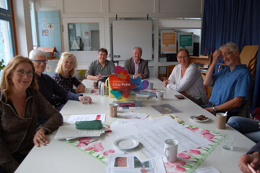 Der Deutsche Kita-Preis 2018 – eine bundesweite Auszeichnung für die NetzwerkerInnen in Blockdiek. Bürgermeisterin Karoline Linnert (links) informierte sich vor Ort im QBZ über die engagierte Arbeit bei den Beteiligten Marek Kepinski (2. von links), Dorothea Ilsen (3. von links), Stefan Kunold (rechts) und Sabine Hoborn (2. von rechts). Ortsamtsleiter Ulrich Schlüter (3. von rechts) und Beirat Ralf Dillmann (4. von rechts) nahmen am Gespräch teil. 