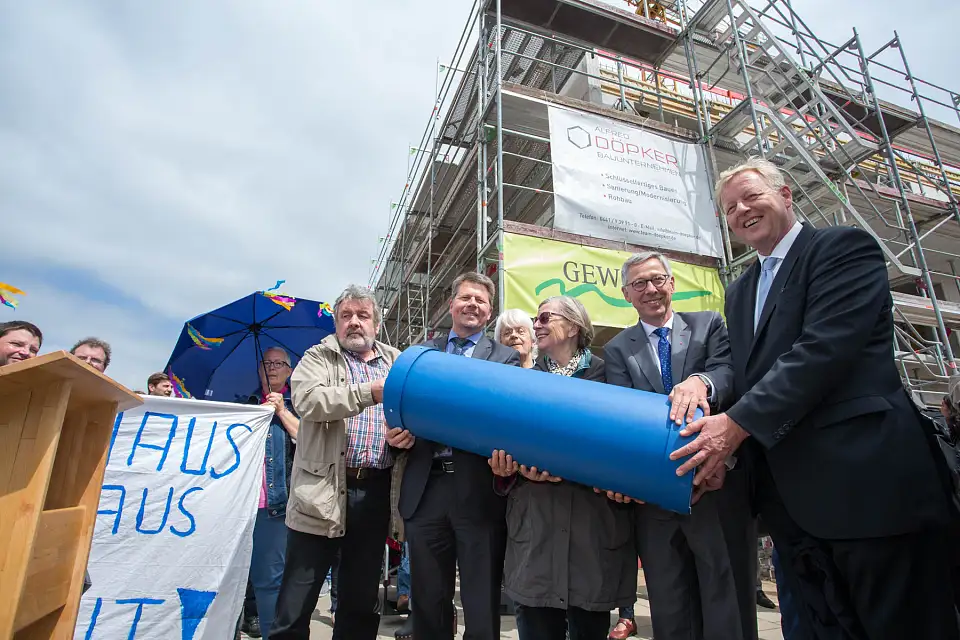 Kurz vor Versenken der Zeitkapsel: (v.l.) Klaus Pramann von der Blauen Karawane, Senator Joachim Lohse, Schirmherrin Luise Scherf, Bürgermeister Carsten Sieling und Gewoba-Vorstand Peter Stubbe