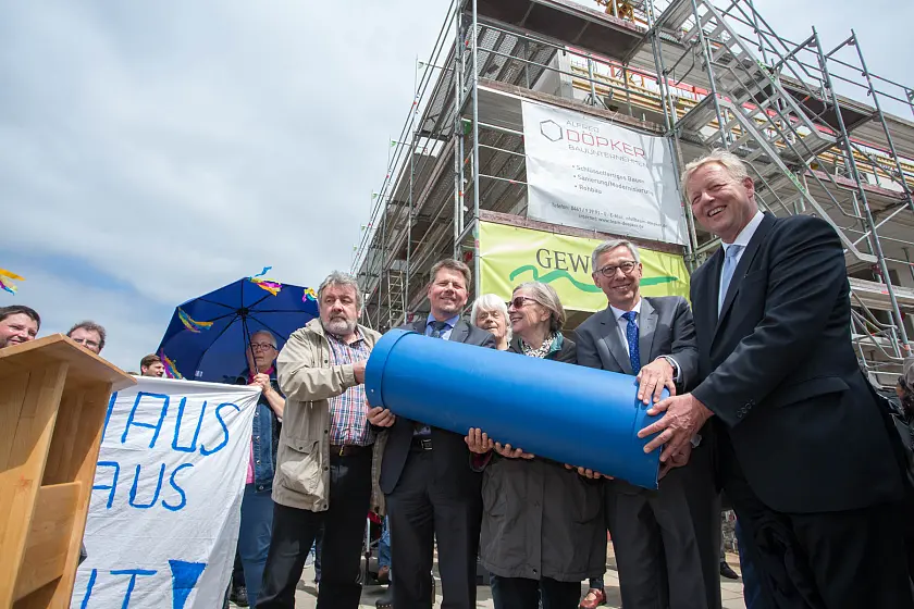 Kurz vor Versenken der Zeitkapsel: (v.l.) Klaus Pramann von der Blauen Karawane, Senator Joachim Lohse, Schirmherrin Luise Scherf, Bürgermeister Carsten Sieling und Gewoba-Vorstand Peter Stubbe