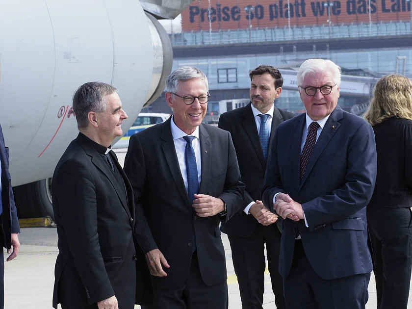 Herzliches Willkommen auf dem Rollfeld: Nuntius Nikola Eterovic (li.) und Bundespräsident Frank-Walter Steinmeier (re.) werden durch den Präsidenten des Senats, Bremens Bürgermeister Carsten Sieling, in Empfang genommen