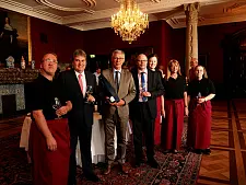 Ratskellermeister Karl-Josef Krötz, Bürgermeister Carsten Sieling, Martinshof-Geschäftsführer Ahlrich Weiberg und Beschäftigte des Martinshofes, die aktiv bei der Pflege der Rebstöcke im Weinberg gearbeitet haben