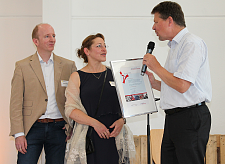 Umweltsenator Dr. Joachim Lohse gratuliert Gerrit und Karin Lang, Geschäftsführung der Sonnentracht GmbH, zur Auszeichnung „Klimaschutzbetrieb CO2 minus 20“. Sie senken den CO2-Ausstoß an ihrer neuen Produktionsstätte um weit mehr als 20 Prozent.